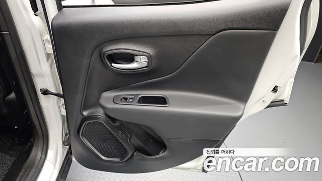 Jeep Renegade 1.3 Limited 2023 — фото 25