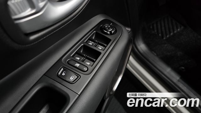 Jeep Renegade 1.3 Limited 2023 — фото 28
