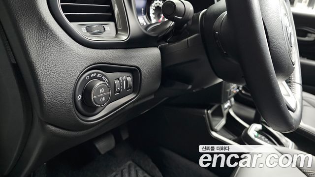 Jeep Renegade 1.3 Limited 2023 — фото 30