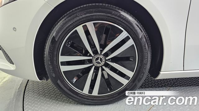 Mercedes-Benz A-Class (W177) A220 Sedan 2022 — фото 5
