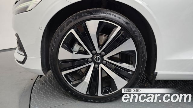 Volvo S60 (III) B5 Ultimate Bright 2024 — фото 5