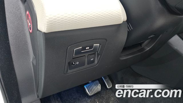 Land Rover Range Rover Velar 3.0 D300 R-Dynamic SE 2018 — фото 36