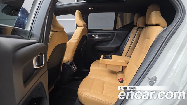 Volvo XC40 B4 Inscription 2022 — фото 12