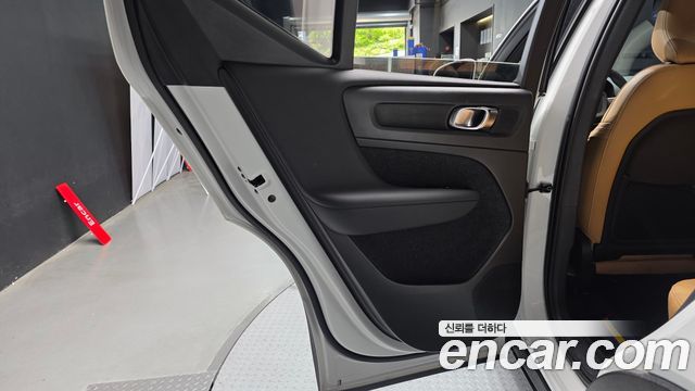Volvo XC40 B4 Inscription 2022 — фото 25
