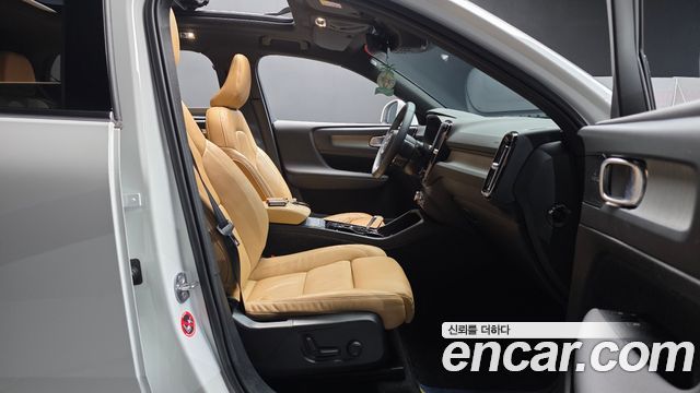 Volvo XC40 B4 Inscription 2022 — фото 26