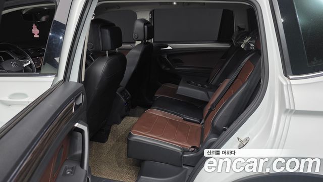 Volkswagen Tiguan Allspace 2.0 TSI Prestige 2023 — фото 12