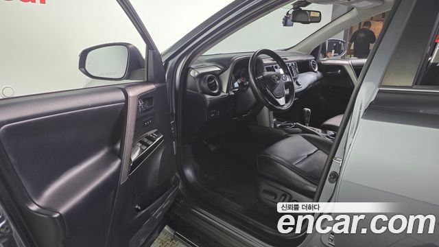 Toyota RAV4 2.5 4WD Hybrid 4th 2018 — фото 10