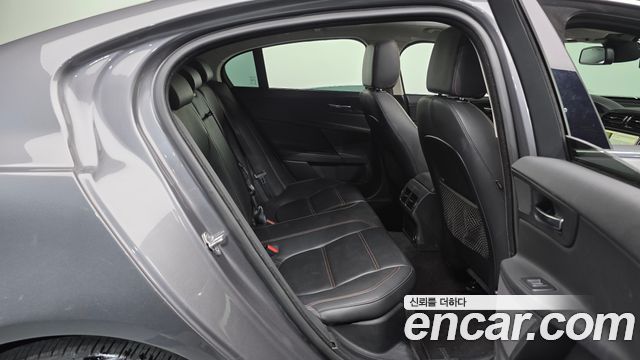Jaguar XE 20d Prestige 2018 — фото 11