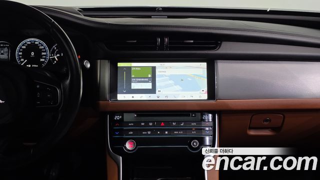 Jaguar XF (X260) 20d Portfolio AWD 2017 — фото 12