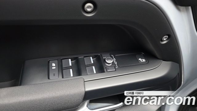 Land Rover Defender (L663) 110 D250 S 2022 — фото 31