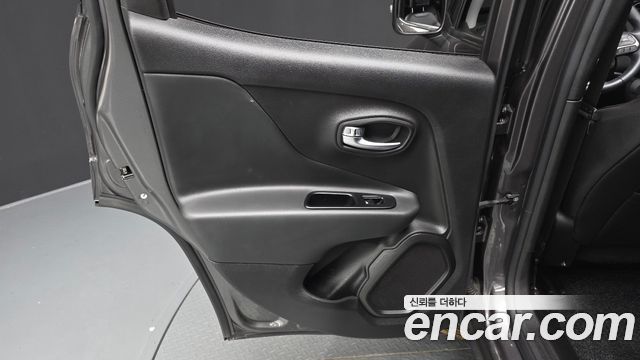Jeep Renegade 2.4 Limited 2021 — фото 25