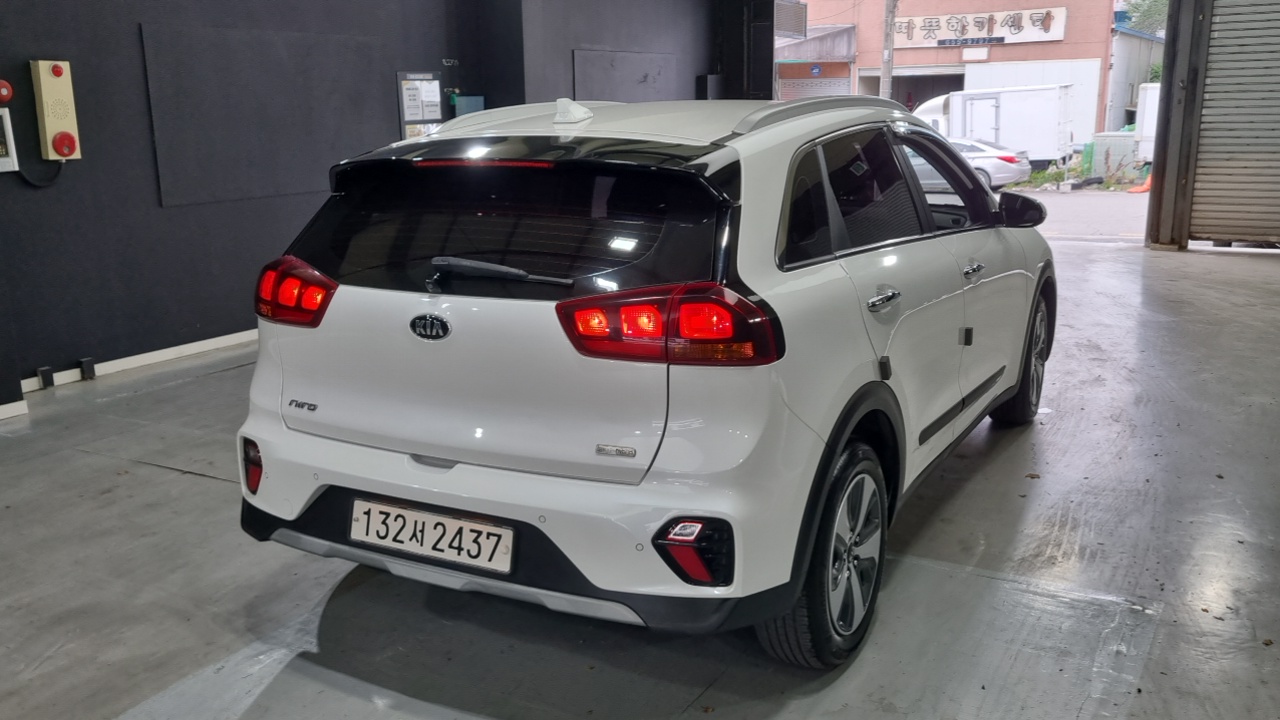 Kia Niro 1.6 HEV Luxury 2021 — фото 2