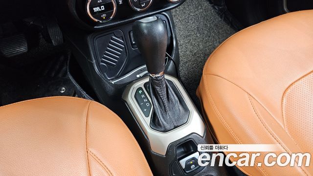 Jeep Renegade 2.4 Longitude High 2017 — фото 9