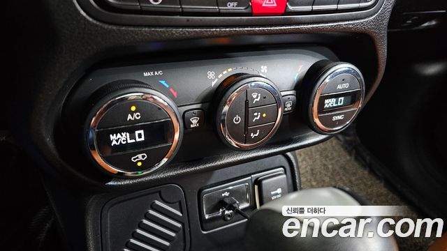 Jeep Renegade 2.4 Longitude High 2017 — фото 16
