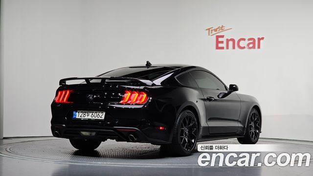 Ford Mustang Coupe 2022 — фото 2