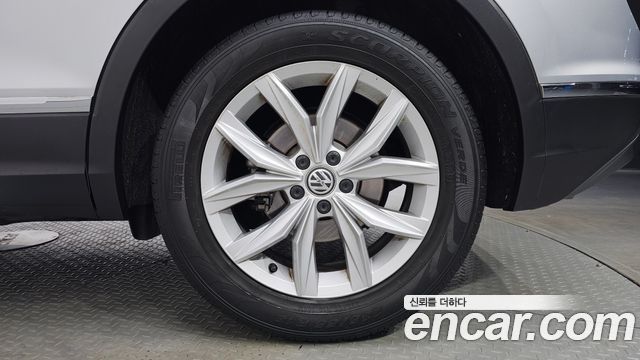 Volkswagen Tiguan (II) 2.0 TDI Premium 2020 — фото 27