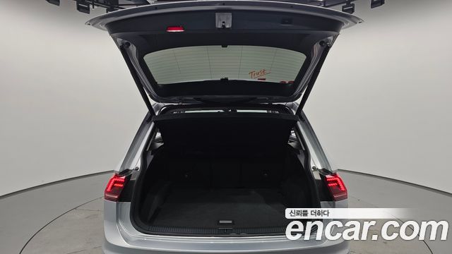Volkswagen Tiguan (II) 2.0 TDI Premium 2020 — фото 40