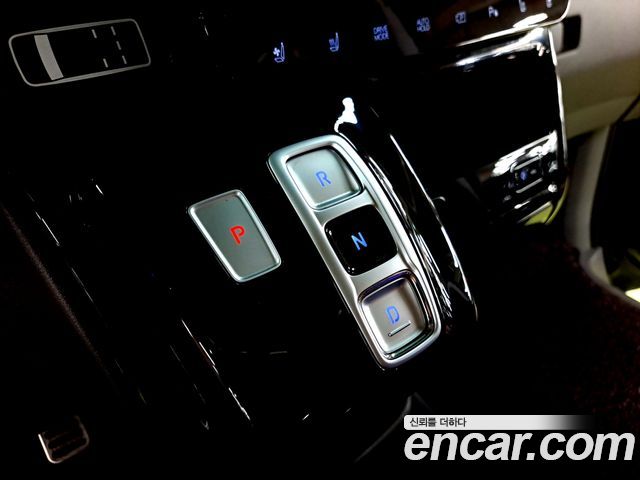 Hyundai Staria HEV 1.6 Lounge 7-Seater Inspiration 2025 — фото 9