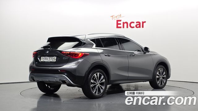 Infiniti QX30 2.0 Essential AWD 2019 — фото 2