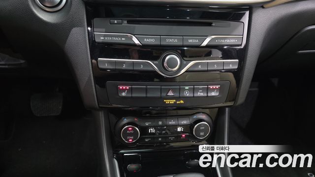 Infiniti QX30 2.0 Essential AWD 2019 — фото 16