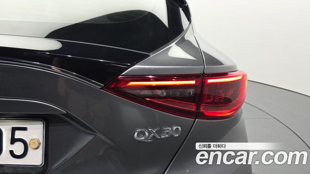 Infiniti QX30 2.0 Essential AWD 2019 — фото 23