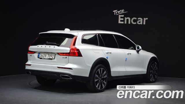 Volvo V60 Cross Country (II) B5 Pro AWD 2022 — фото 2