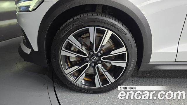Volvo V60 Cross Country (II) B5 Pro AWD 2022 — фото 5