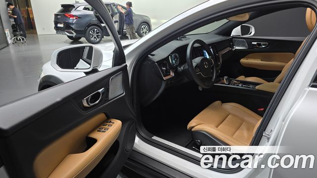 Volvo V60 Cross Country (II) B5 Pro AWD 2022 — фото 10