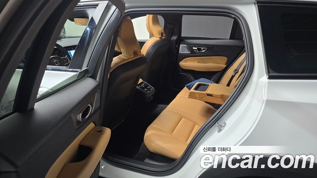 Volvo V60 Cross Country (II) B5 Pro AWD 2022 — фото 11