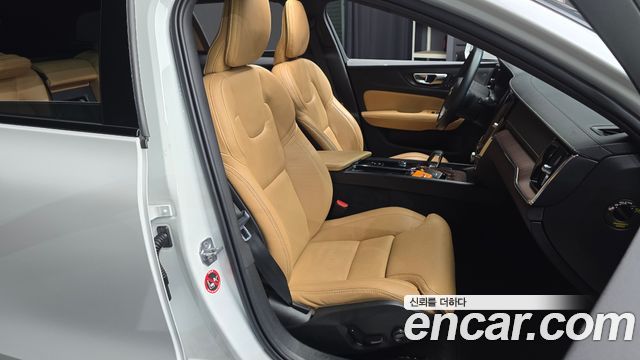 Volvo V60 Cross Country (II) B5 Pro AWD 2022 — фото 12