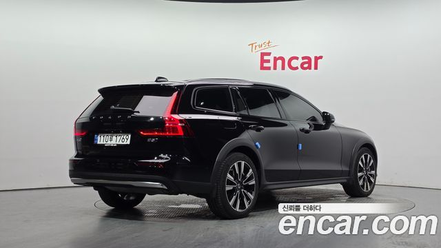 Volvo V60 Cross Country (II) B5 Ultra AWD 2025 — фото 2