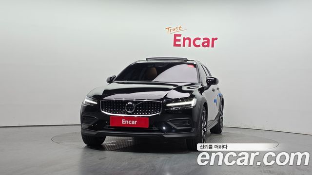 Volvo V60 Cross Country (II) B5 Ultra AWD 2025 — фото 3