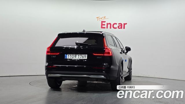 Volvo V60 Cross Country (II) B5 Ultra AWD 2025 — фото 4