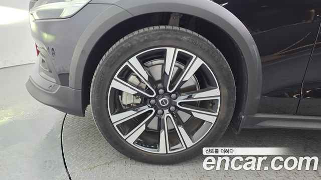 Volvo V60 Cross Country (II) B5 Ultra AWD 2025 — фото 5