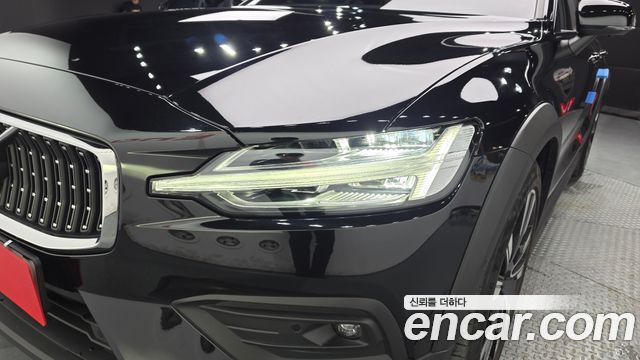 Volvo V60 Cross Country (II) B5 Ultra AWD 2025 — фото 22