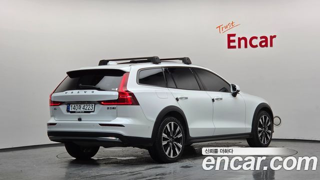 Volvo V60 Cross Country (II) B5 Ultra AWD 2025 — фото 2