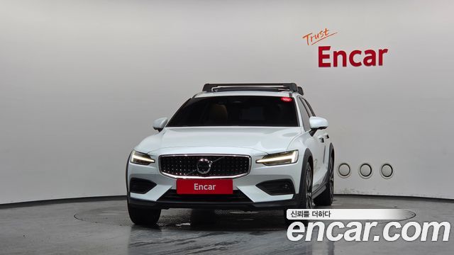 Volvo V60 Cross Country (II) B5 Ultra AWD 2025 — фото 3