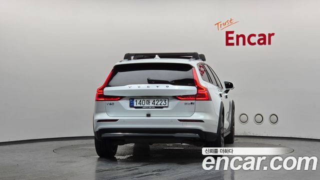 Volvo V60 Cross Country (II) B5 Ultra AWD 2025 — фото 4