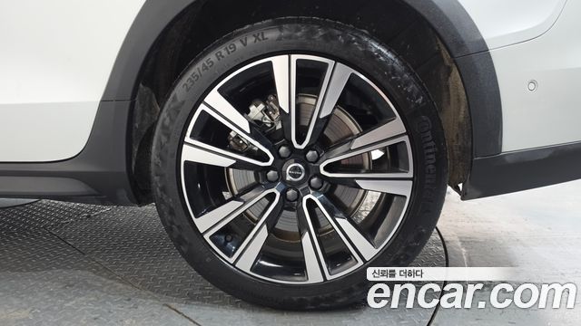 Volvo V60 Cross Country (II) B5 Ultra AWD 2025 — фото 21