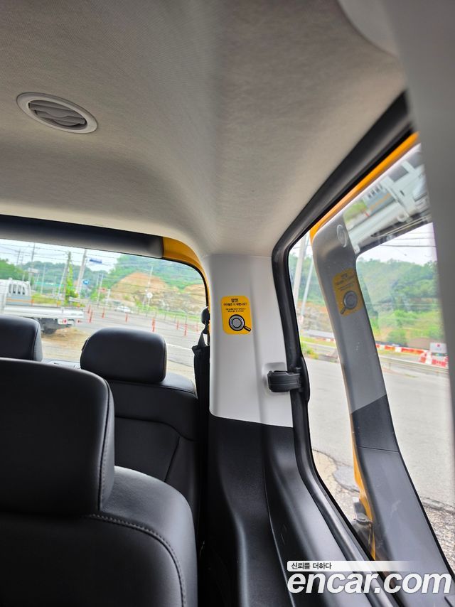 Hyundai Staria L3.5  Kinder Safety Car 11-Seater 2022 — фото 9