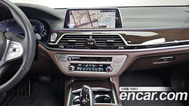 BMW 7 Series (G11) 745e iPerformance Design Pure Excellence 2021 — фото 12