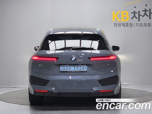 BMW iX xDrive50 Sports Plus 2024 — фото 4