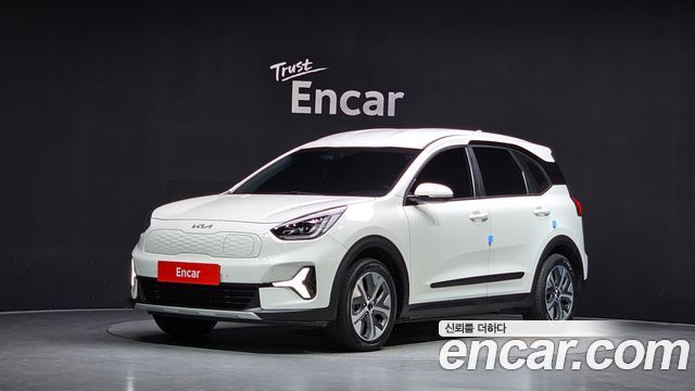Kia Niro Plus Air 2023 — фото 1
