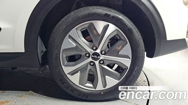 Kia Niro Plus Air 2023 — фото 21