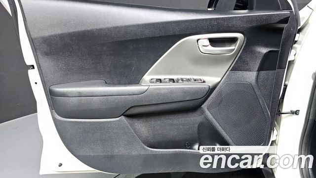Kia Niro Plus Air 2023 — фото 24