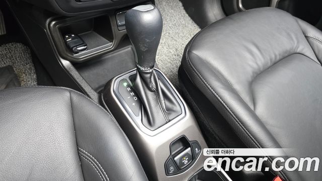 Jeep Renegade 1.3 Limited 2022 — фото 9