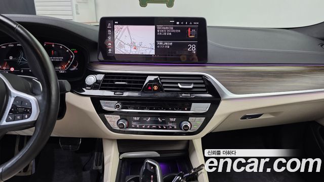 BMW 5 Series (G30) M550i xDrive 2021 — фото 14