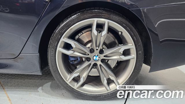 BMW 5 Series (G30) M550i xDrive 2021 — фото 21