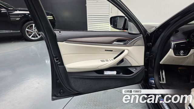 BMW 5 Series (G30) M550i xDrive 2021 — фото 24