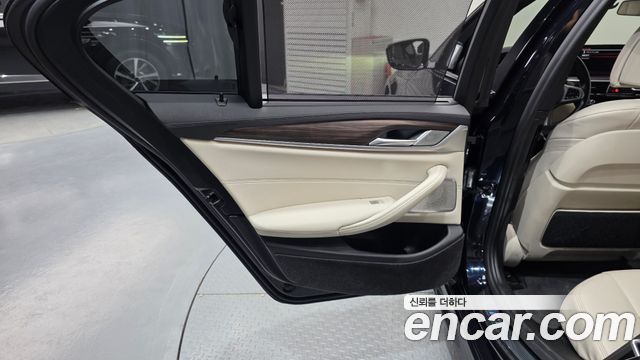 BMW 5 Series (G30) M550i xDrive 2021 — фото 25